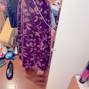 Size 8 long skirt. 2 layers. It falls just right to the floor on me at 5’3”.